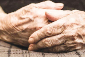 Ληστεία: Με σπρέι πιπεριού εισέβαλαν στο σπίτι ηλικιωμένης