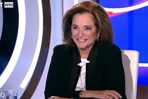 Η Ντόρα Μπακογιάννη εμφανίστηκε αισιόδοξη, δίνοντας το στίγμα της «γαλάζιας» διαχείρισης της επόμενης μέρας των εκλογών και ξεκαθάρισε πως δεν θα γίνει καμία συζήτηση για σχηματισμό κυβέρνησης και τόνισε πως το ΠΑΣΟΚ μπορεί να κάτσει στο ίδιο τραπέζι μόνο μετά τις δεύτερες εκλογές.