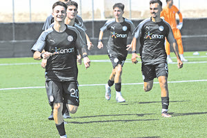 Πανηγυρικό στιγμιότυπο απο την νίκη της Κ19 του ΟΦΗ