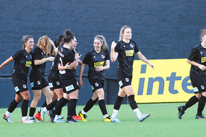 Οι γυναίκες του ΟΦΗ πανηγυρίζουν το πρώτο γκολ επί την Ν. Ατρομήτου