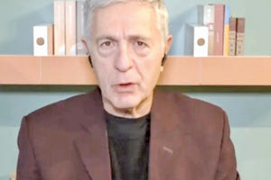 Δεν παραδίδει την έδρα του ο Στέλιος Κούλογλου