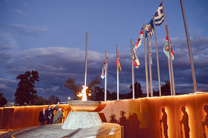 Τον βωμό άναψαν με ειδική δάδα ο αρχηγός ΓΕΕΘΑ, ο υφυπουργός Εθνικής Άμυνας, Γιάννης Κεφαλογιάννης και ο πρόεδρος της Βουλής, Κωνσταντίνος Τασούλας