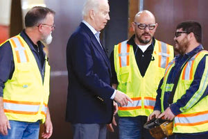 Χιούμορ με τα... πυρηνικά έκανε ο Αμερικανός πρόεδρος Τζο Μπάιντεν και την ίδια στιγμή υπέπεσε σε δύο λεκτικά ολισθήματα, στην ομιλία διάρκειας 23 λεπτών, σε εργοστάσιο στο Κολοράντο, σε εγκαταστάσεις νοτιοκορεταικής εταιρείας.