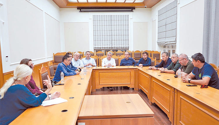 Ο περιφερειάρχης συναντήθηκε με γιατρούς και εργαζομένους στα νοσοκομεία