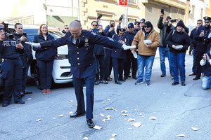 Με ζεϊμπέκικο, «Ζορμπά» και νησιώτικα το αστυνομικό τμήμα της Νέας Υόρκης (NYPD) αποχαιρέτησε τον διοικητή Κ-9 του Τμήματος Συγκοινωνιών της πόλης, Τζον Πάππας, ο οποίος βγήκε στη σύνταξη μετά από 29 χρόνια υπηρεσίας.