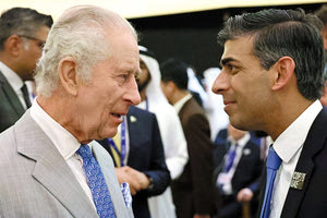 Κάρολος με το εθνόσημο στη γραβάτα