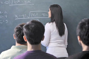 ΣΤΟ ΕΠΑΛ ΣΤΙΣ ΒΡΥΣΕΣ ΧΑΝΙΩΝ: Αναπληρώτρια καθηγήτρια καταπλακώθηκε από τον πίνακα την ώρα που έκανε μάθημα