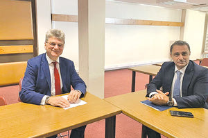 Ο κ. Σενετάκης με τον διευθυντή της Γενικής Διεύθυνσης Έρευνας και Καινοτομίας της Ευρωπαϊκής Επιτροπής, Peter Dröll