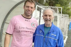 Ως μπαλαντέρ με το νούμερο 10 εμφανίστηκε στο ποδοσφαιρικό πρωτάθλημα Τύπου με τη φανέλα της «Αυγής» ο πρόεδρος του ΣΥΡΙΖΑ Στέφανος Κασσελάκης, που θα μπορούσε κάλλιστα να κατέβει και με την ομάδα «Στο Κόκκινο»!