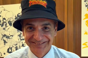 Νεανικό καπελάκι και σκέιτ δανείστηκε ο πρωθυπουργός για να… συγκινήσει τους νέους και να σπεύσουν να πάρουν τα youth Pass που έχουν απομείνει. Στο τελευταίο του Tik Tok ο Κυριάκος Μητσοτάκης αναφέρεται στο Youth Pass και την πλατφόρμα που κλείνει σε λίγες ημέρες.