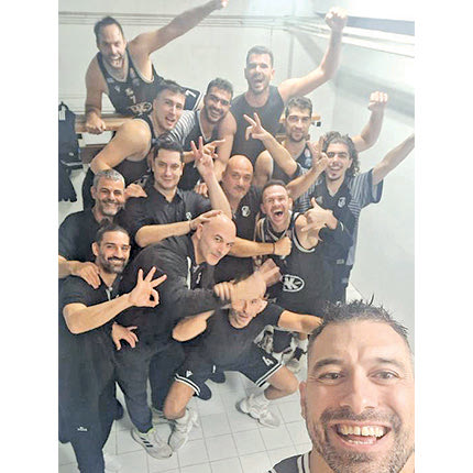Η πανηγυρική σέλφι των παικτών του ΟΦΗ στη Νάξο