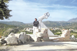 Φιλοτεχνεί για την επιστροφή των Γλυπτών του Παρθενώνα