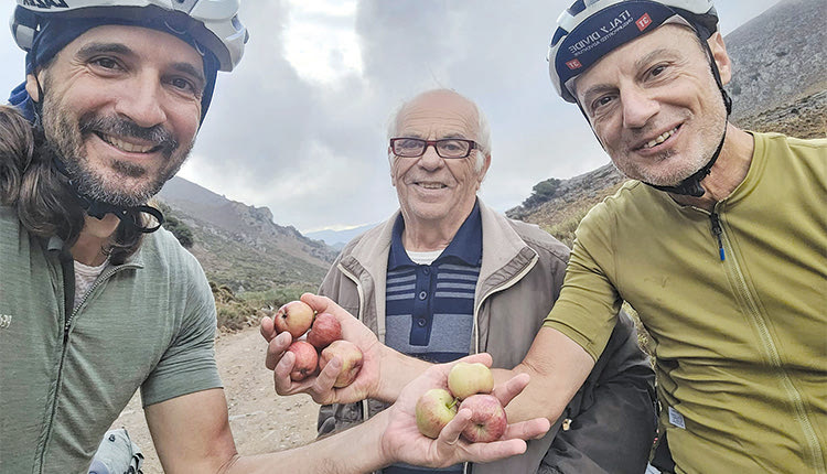 Ανέβηκαν βουνά και λαγκάδια και φωτογραφήθηκαν με τους ντόπιους