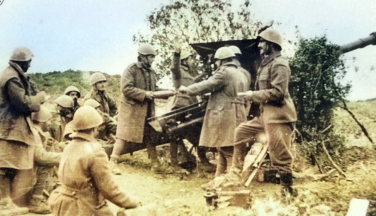 Άντρες του Ελληνικού Πυροβολικού σε δράση στη διάρκεια του  Ελληνοϊταλικού πολέμου. (Πηγή: Δ.Ι.Σ.)