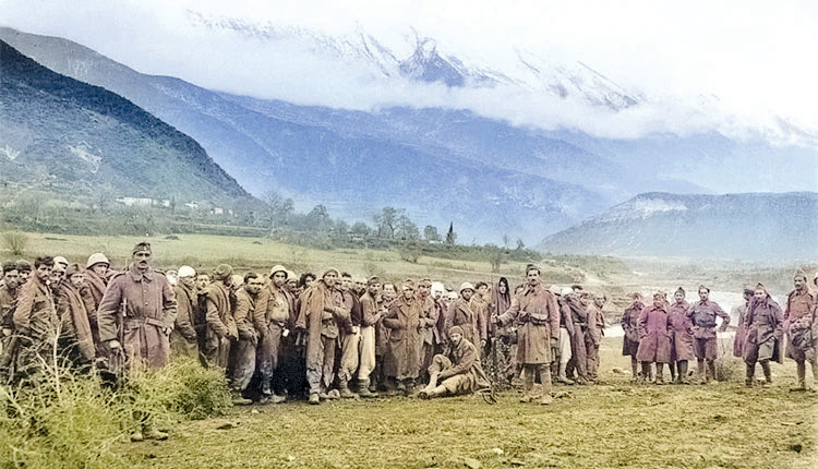 Ιταλοί αιχμάλωτοι φρουρούμενοι από άντρες της Πέμπτης Μεραρχίας Κρητών, στους πρόποδες της Τρεμπεσίνας. (Πηγή : εφημερίδα ΠΑΤΡΙΣ, 27 Οκτωβρίου 2023)