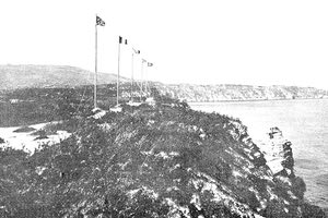 Charles Trampus, Αύγουστος 1909, Σούδα, οι σημαίες των τεσσάρων Δυνάμεων και η τουρκική στην νησίδα.