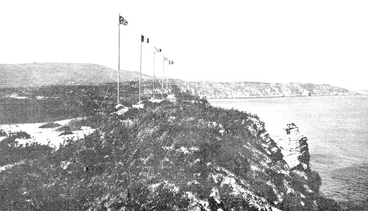 Charles Trampus, Αύγουστος 1909, Σούδα, οι σημαίες των τεσσάρων Δυνάμεων και η τουρκική στην νησίδα.