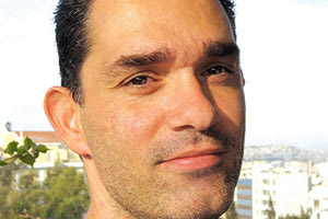 Με μία ανάρτηση στα social media, ο συγγραφέας Σπύρος Γιανναράς επικρίνει την απουσία του κόσμου των γραμμάτων και της Αριστεράς από την κηδεία του Βασίλη Βασιλικού που πραγματοποιήθηκε χθες.