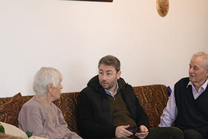 Σωστή κίνηση του προέδρου του ΠΑΣΟΚ. Το ζευγάρι των ηλικιωμένων Παναγιώτη και Σωτηρία Αραμπατζή, που δώρισε 100.000 ευρώ στο νοσοκομείο Διδυμοτείχου, πριν από λίγες ημέρες συγκινώντας το πανελλήνιο, επισκέφθηκε στο χωριό Μάνη του νομού Εβρου, χθες το πρωί, ο πρόεδρος του ΠΑΣΟΚ-Κινήματος Αλλαγής, Νίκος Ανδρουλάκης.