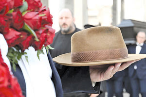 Το καπέλο σήμα-κατατεθέν