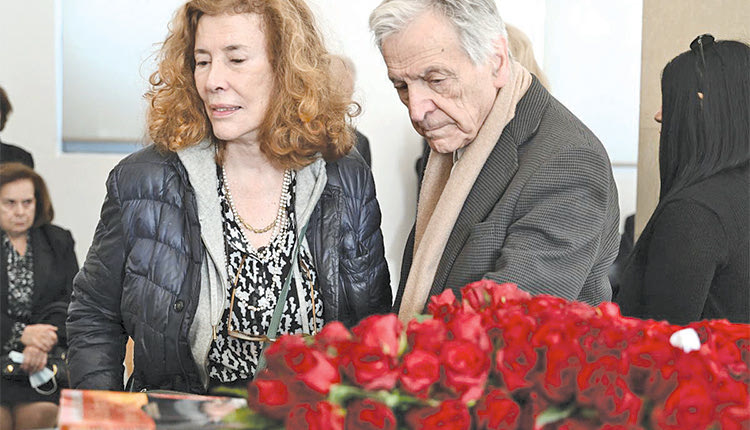 Ο Κώστας Γαβράς με τη σύζυγό του στην κηδεία