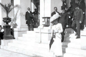 ΦΩΤΟΗΜΕΡΑΣ: Αθήνα, Νοέμβριος 1913, ο Ρουμάνος υπ. Εσωτερικών Τάκε Ιονέσκου με την σύζυγό του και τον Ελευθέριο Βενιζέλο μπροστά από το ξενοδοχείο Grande Bretagne.