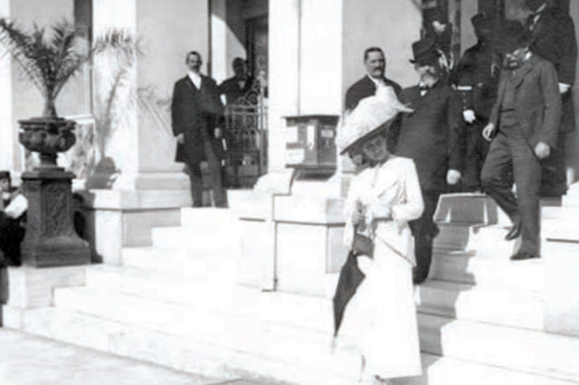 ΦΩΤΟΗΜΕΡΑΣ: Αθήνα, Νοέμβριος 1913, ο Ρουμάνος υπ. Εσωτερικών Τάκε Ιονέσκου με την σύζυγό του και τον Ελευθέριο Βενιζέλο μπροστά από το ξενοδοχείο Grande Bretagne.