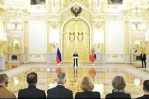 Απίθανος τύπος! O Ρώσος πρόεδρος Βλαντιμίρ Πούτιν έδειξε για ακόμη μια φορά το... μεγαλείο του. Υποδεχόμενος τους νέους πρεσβευτές στη Μόσχα, που βάσει πρωτοκόλλου μετέβησαν στο Κρεμλίνο για να του επιδώσουν τα διαπιστευτήριά τους, τους κράτησε όλους σε απόσταση