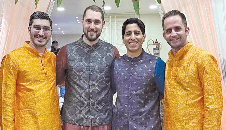 Ένας γάμος με ολίγη Κρήτη, με Σουδάν και μπόλικη Ινδία! Στην Ινδία βρίσκεται αυτές τις ημέρες το γνωστό στέλεχος του ΕΣΔΑΚ Χαρούλα Φιλοξενίδη και η κόρη της, γνωστή τραγουδίστρια Μαρίνα Σάττι, για τον γάμο του γιου και αδελφού τους Σαρίφ!
Η οικογένεια  βρέθηκε στην πόλη Γκαουχάτι της Ινδίας, όπου πραγματοποιήθηκε η γαμήλια τελετή, στην οποία ήταν ιδιαίτερα έντονο το παραδοσιακό στοιχείο. Να σας ζήσουν!
