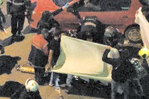 Πυροσβέστες ανέσυραν τον 23χρονο κάτω από το αυτοκίνητο