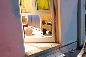 Με πέτρες έσπασαν την πόρτα του σπιτιού της οικογένειας