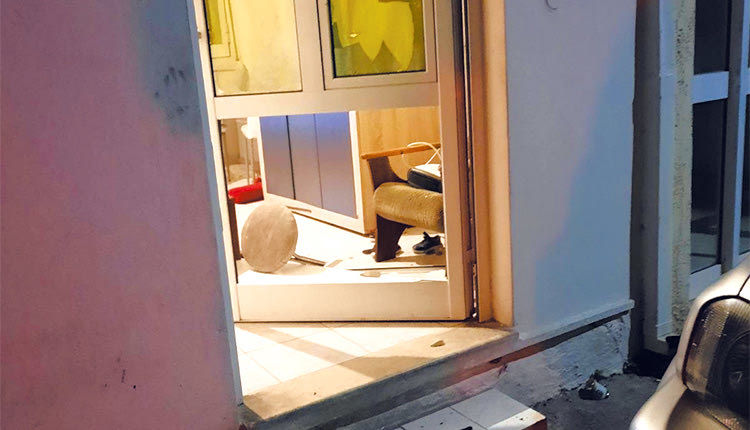 Με πέτρες έσπασαν την πόρτα του σπιτιού της οικογένειας