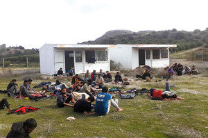 Μετανάστευσε για να βοηθήσει οικονομικά στον γάμο της μεγαλύτερης κόρης του και βρέθηκε πίσω από τα κάγκελα ως διακινητής των 36 μεταναστών που βγήκαν το πρωί της Κυριακής στην παραλία του Αφραθιά, στο Τυμπάκι.