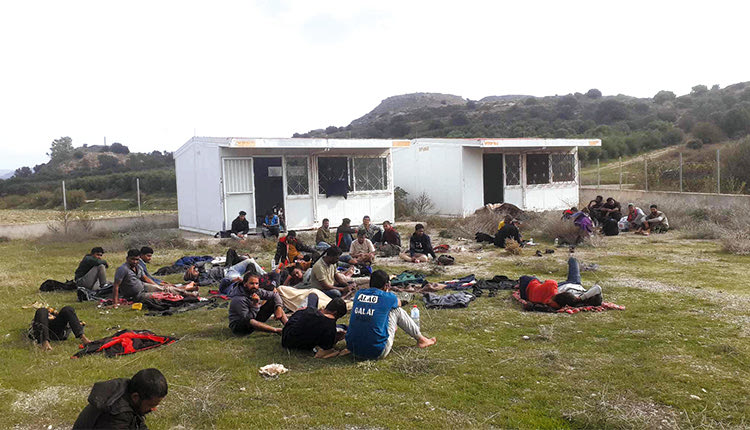 Μετανάστευσε για να βοηθήσει οικονομικά στον γάμο της μεγαλύτερης κόρης του και βρέθηκε πίσω από τα κάγκελα ως διακινητής των 36 μεταναστών που βγήκαν το πρωί της Κυριακής στην παραλία του Αφραθιά, στο Τυμπάκι.