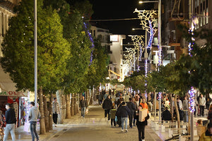 Δέκα ημέρες με συνεχόμενο ωράριο τα καταστήματα τις γιορτές