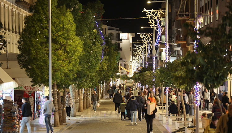Δέκα ημέρες με συνεχόμενο ωράριο τα καταστήματα τις γιορτές