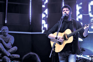 Ο Δημήτρης Παγωμένος με το ακουστικό μουσικό σχήμα του στο Πολύκεντρο του Δήμου Ηρακλείου