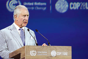 Και το Bloomberg δημοσιεύει άρθρο που αναφέρεται στο συμβολισμό της ενέργειας του Βασιλιά Καρόλου να φορέσει γραβάτα με την ελληνική σημαία.