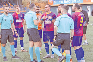 Οι παίκτες του Αλμυρού διαμαρτύρονται στο διαιτητή πριν από τη διακοπή