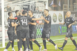 Οι παίκτες του ΟΦΗ πανηγυρίζουν τη μεγάλη νίκη τους