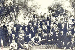 ΦΩΤΟΗΜΕΡΑΣ: Ο Ελευθέριος Βενιζέλος με φίλους και οπαδούς του το 1910.