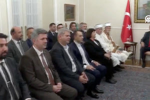 Όχι πως δεν θα πήγαιναν! Το «παρών» στην τουρκική πρεσβεία στην Αθήνα, όπου κατευθύνθηκε ο Ρετζέπ Ταγίπ Ερντογάν μετά τη συνάντηση με τον Κυριάκο Μητσοτάκη στο Μέγαρο Μαξίμου, έδωσαν οι βουλευτές Ξάνθης Χουσεΐν Ζεϊμπέκ και Ροδόπης Οζγκιούρ Φερχάτ.