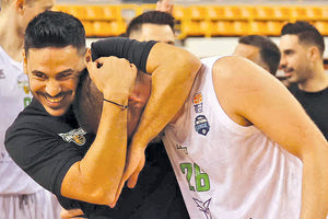 Ο Βερτούδος «πνίγεται» στην αγκαλιά του προπονητή μετά το νικηφόρο σουτ