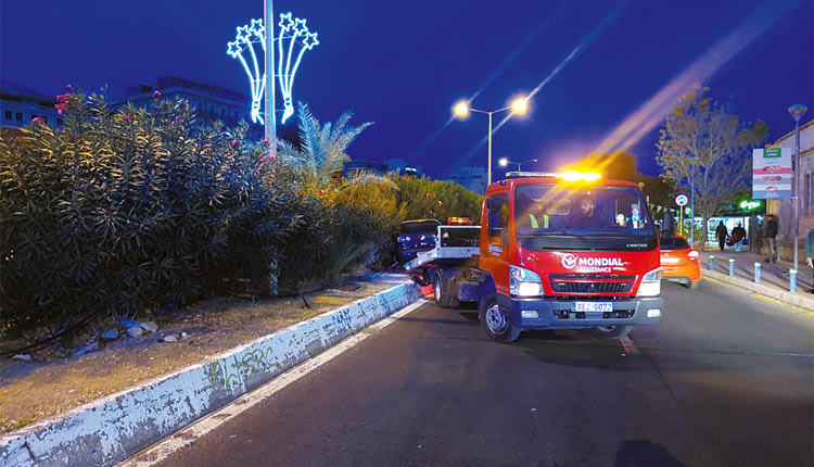 Πώς το αυτοκίνητο σκαρφάλωσε στο προστατευτικό διάζωμα