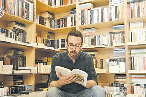 Αποσπάσματα του βιβλίου «Η Πρωτεύουσα των Προσφύγων» του Γιώργου Ιωάννου, διαβάζει ο δημοσιογράφος Άρης Γάρος, στο κανάλι πολιτισμού Heraklion Arts and Culture.