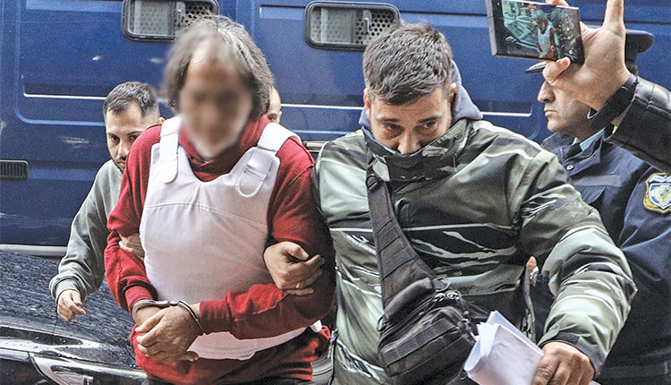 Ο δολοφόνος της Σαλαμίνας είχε καταδικαστεί για ενδο- οικογενειακή βία, αλλά δεν πιάστηκε ποτέ γιατί άλλαξε ταυτότητα