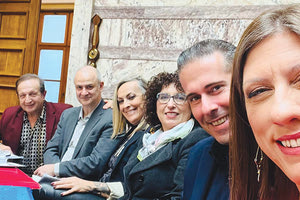 Η Ζωή Κωνσταντοπούλου γιόρτασε χθες τα 47α γενέθλιά της στη Βουλή με τους αγαπημένους της βουλευτές!