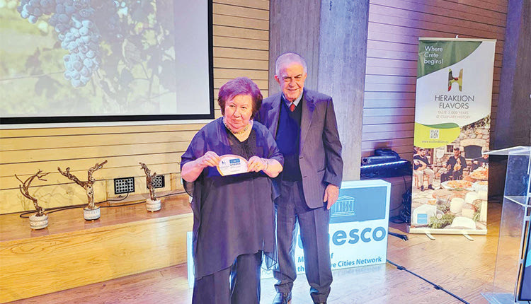 Τιμητική πλακέτα στην κ. Τζιτζικώστα δίνει ο δήμαρχος