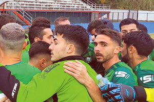 Οι παίκτες του Γιούχτα πανηγυρίζουν την ισοπαλία στη Λευκάδα