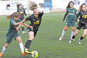 Η Ραπάνη (δεξιά) σε φάση από τη μεγάλη νίκη των γυναικών στο Ρέθυμνο